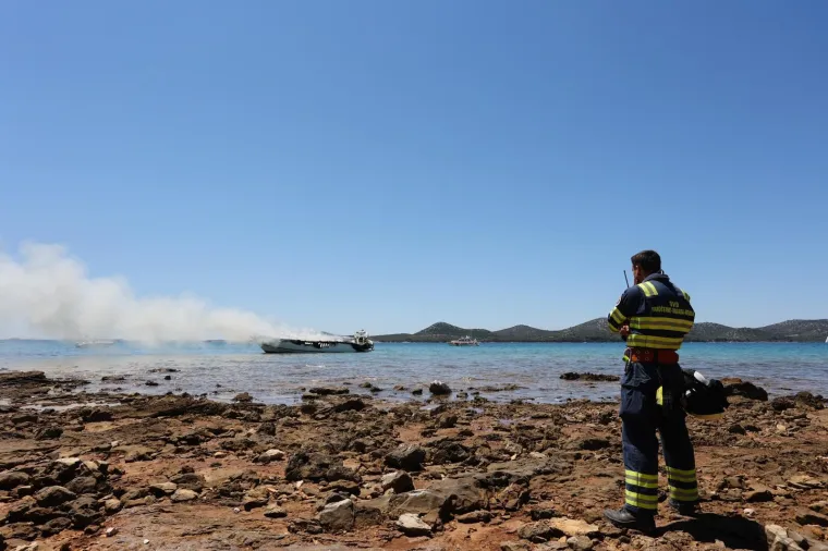 Zapalila se brodica kod Biograda na Moru, vatrogasci gase požar