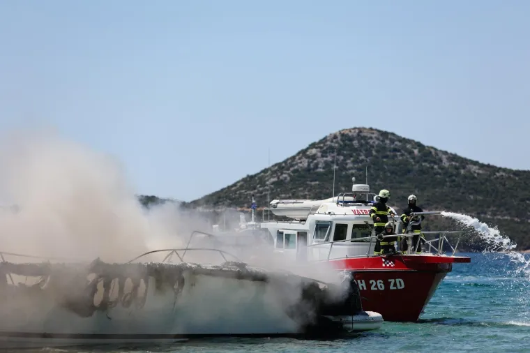 Zapalila se brodica kod Biograda na Moru, vatrogasci gase požar