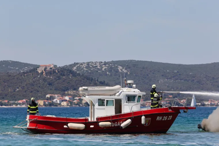 Zapalila se brodica kod Biograda na Moru, vatrogasci gase požar