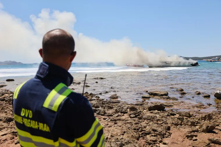 Zapalila se brodica kod Biograda na Moru, vatrogasci gase požar