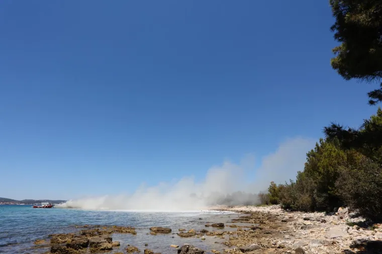 Zapalila se brodica kod Biograda na Moru, vatrogasci gase požar