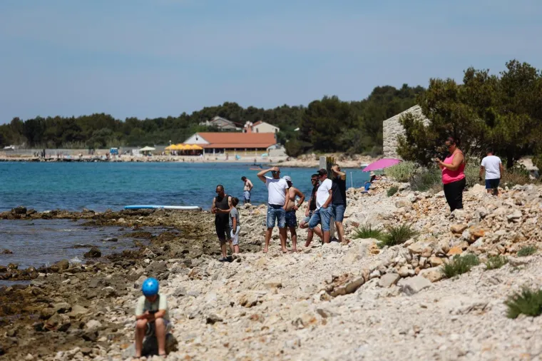 Zapalila se brodica kod Biograda na Moru, vatrogasci gase požar