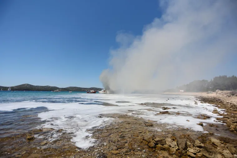 Zapalila se brodica kod Biograda na Moru, vatrogasci gase požar