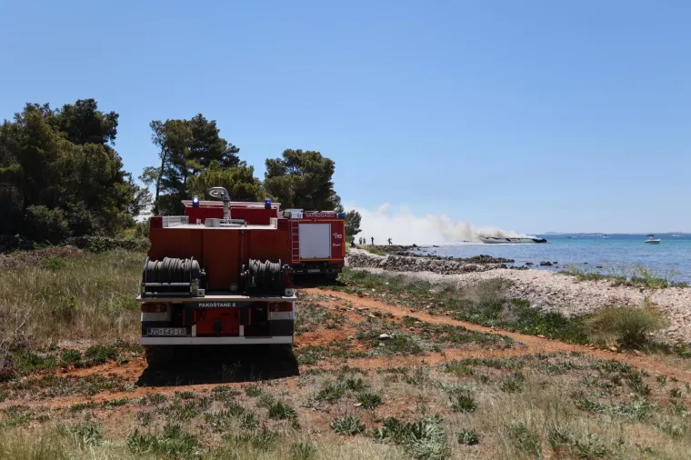 Zapalila se brodica kod Biograda na Moru, vatrogasci gase požar
