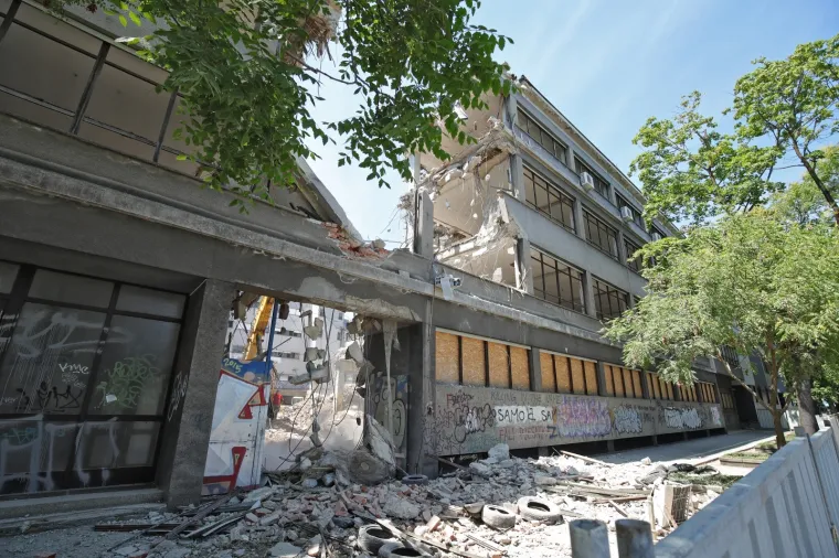 Te&scaron;ka mehanizacija počela je ru&scaron;iti i pročelje biv&scaron;e tvornice 'Kamensko', taj dio Zagreba vi&scaron;e nikad neće biti isti