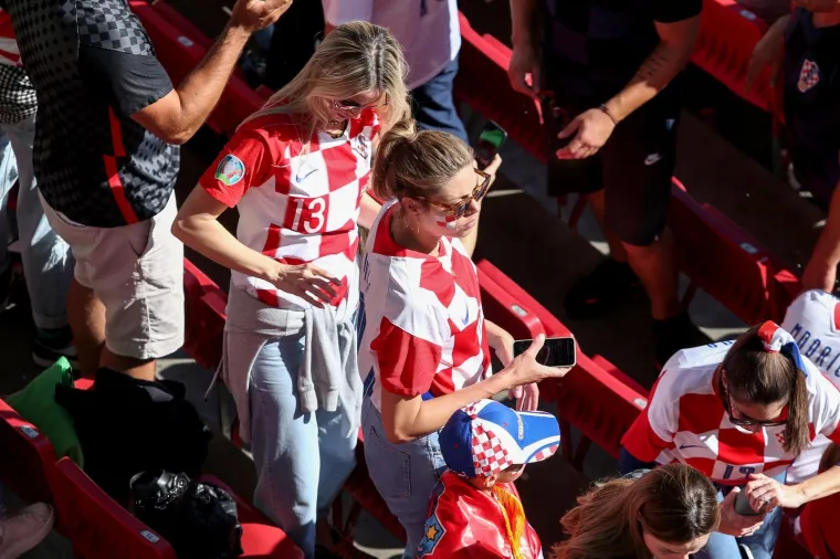 Kamere snimile srdačan pozdrav Izabele i Blanke, kapetanu Modriću cijela obitelj na Parkenu