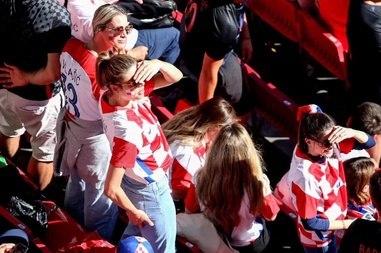 Kamere snimile srdačan pozdrav Izabele i Blanke, kapetanu Modriću cijela obitelj na Parkenu