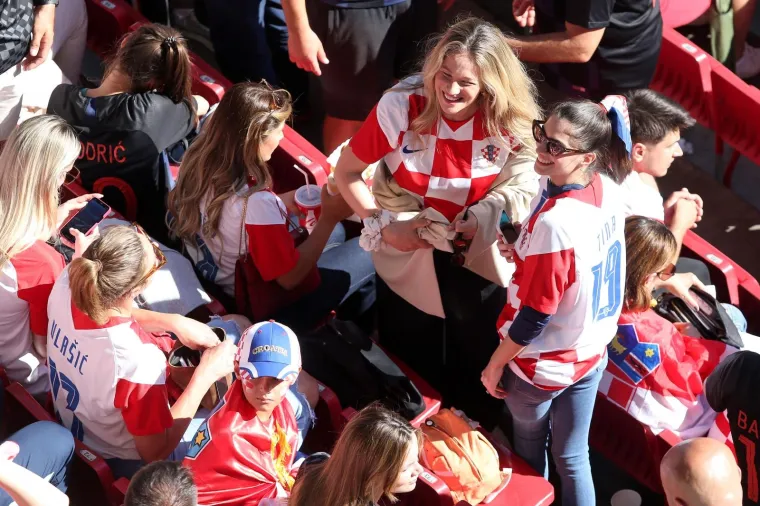 Kamere snimile srdačan pozdrav Izabele i Blanke, kapetanu Modriću cijela obitelj na Parkenu