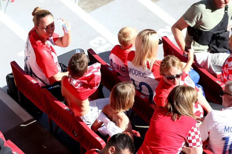 Kamere snimile srdačan pozdrav Izabele i Blanke, kapetanu Modriću cijela obitelj na Parkenu