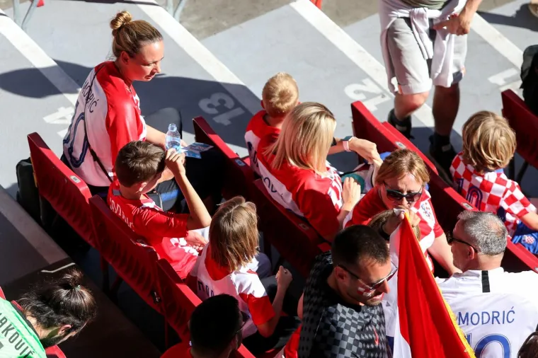 Kamere snimile srdačan pozdrav Izabele i Blanke, kapetanu Modriću cijela obitelj na Parkenu