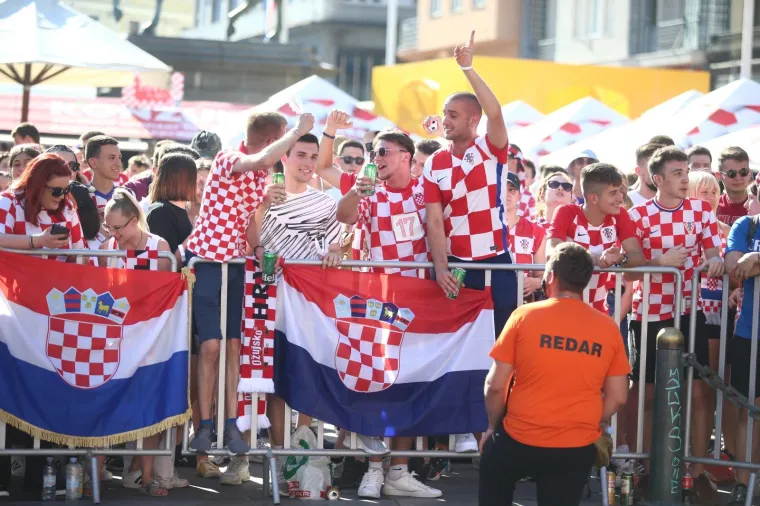 Na glavnom trgu u Zagrebu tisuće ljudi, pogledajte kakva je atmosfera