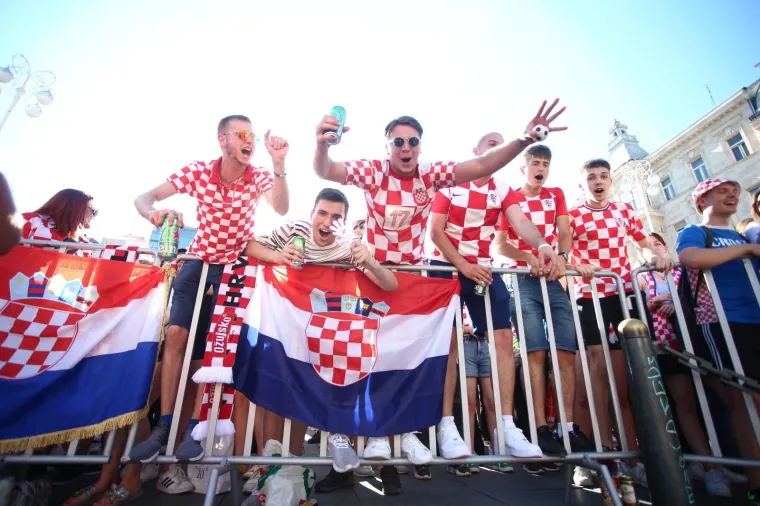 Na glavnom trgu u Zagrebu tisuće ljudi, pogledajte kakva je atmosfera