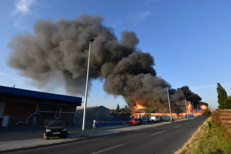 Izbio veliki požar u Čakovcu! Gori drveno skladi&scaron;te, vatrogasci se bore s vatrenom stihijom