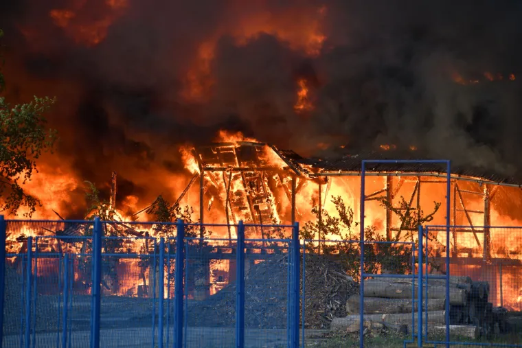 Izbio veliki požar u Čakovcu! Gori drveno skladi&scaron;te, vatrogasci se bore s vatrenom stihijom