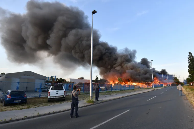 Izbio veliki požar u Čakovcu! Gori drveno skladi&scaron;te, vatrogasci se bore s vatrenom stihijom