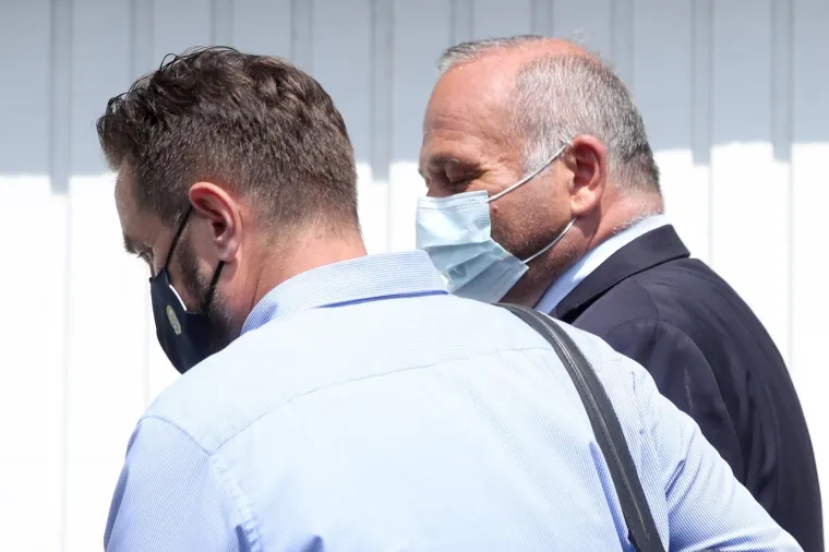 Glavni ravnatelj HRT-a Kazimir Bačić u pratnji istražitelja napustio je svoj dom Tuškancu