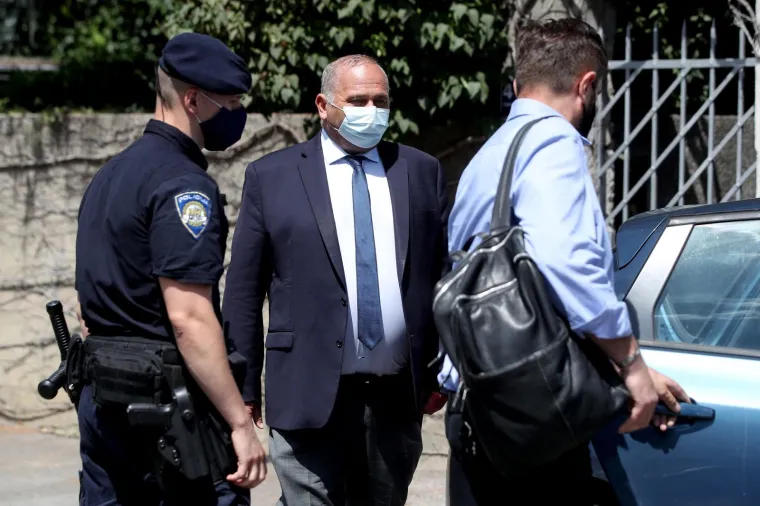 Glavni ravnatelj HRT-a Kazimir Bačić u pratnji istražitelja napustio je svoj dom Tuškancu