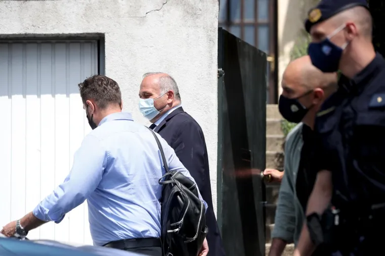 Glavni ravnatelj HRT-a Kazimir Bačić u pratnji istražitelja napustio je svoj dom Tuškancu