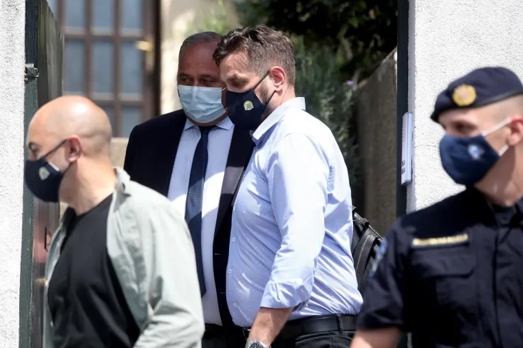 Glavni ravnatelj HRT-a Kazimir Bačić u pratnji istražitelja napustio je svoj dom Tuškancu