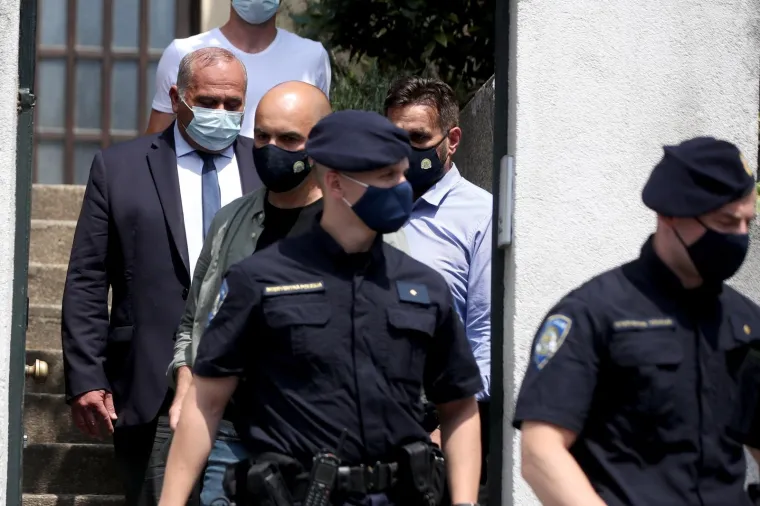 Glavni ravnatelj HRT-a Kazimir Bačić u pratnji istražitelja napustio je svoj dom Tuškancu