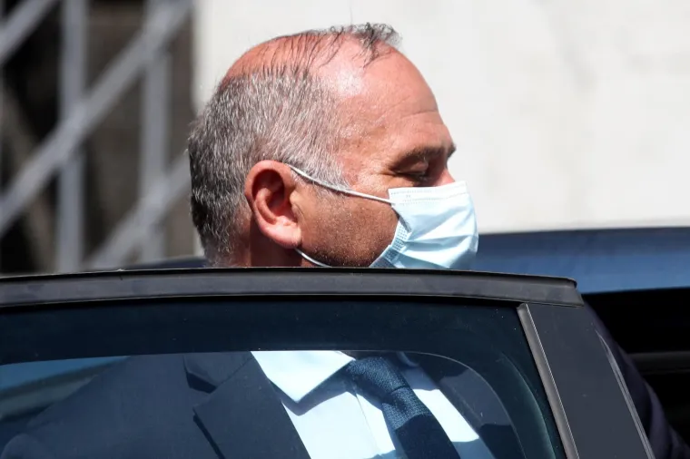 Glavni ravnatelj HRT-a Kazimir Bačić u pratnji istražitelja napustio je svoj dom Tuškancu