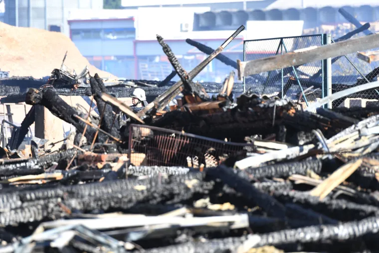 Pogledajte &scaron;to je ostalo od jučera&scaron;njeg požara skladi&scaron;ta u Čakovcu