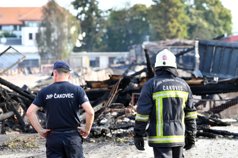Pogledajte &scaron;to je ostalo od jučera&scaron;njeg požara skladi&scaron;ta u Čakovcu