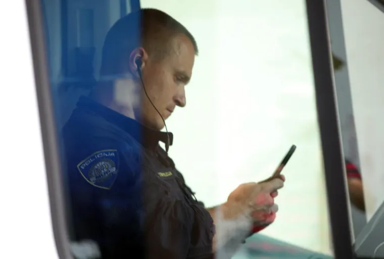 Ovo je navodno sporan stan u Radićevoj koji je Bačić dobio kao 'zahvalu' od Lončarića. Policija ga pretražuje