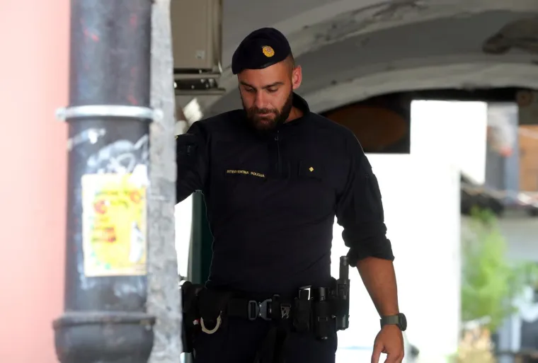 Ovo je navodno sporan stan u Radićevoj koji je Bačić dobio kao 'zahvalu' od Lončarića. Policija ga pretražuje