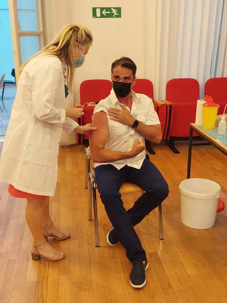 Cijepljenje pjevača Đanija Stipaničeva prije besplatnog koncerta za cijepljene građane