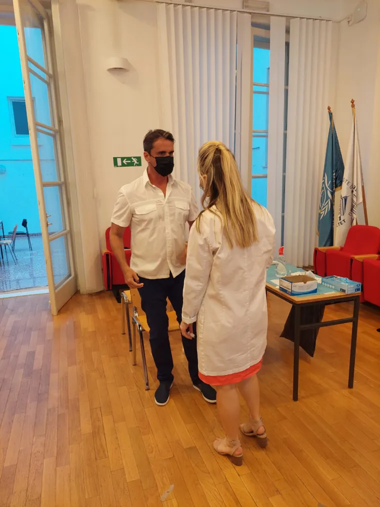 Cijepljenje pjevača Đanija Stipaničeva prije besplatnog koncerta za cijepljene građane