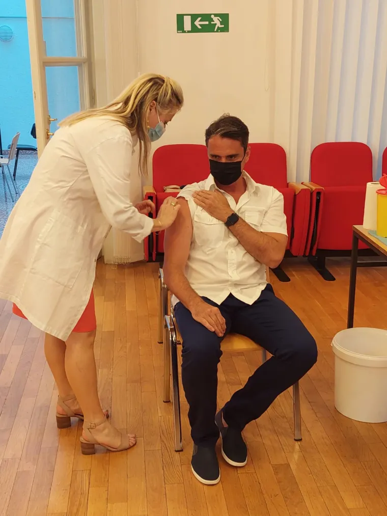 Cijepljenje pjevača Đanija Stipaničeva prije besplatnog koncerta za cijepljene građane