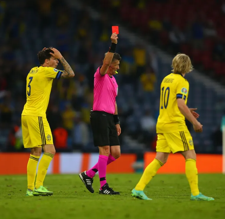 Sudac Daniele Orstao pokazuje crveni katon Danielsonu.