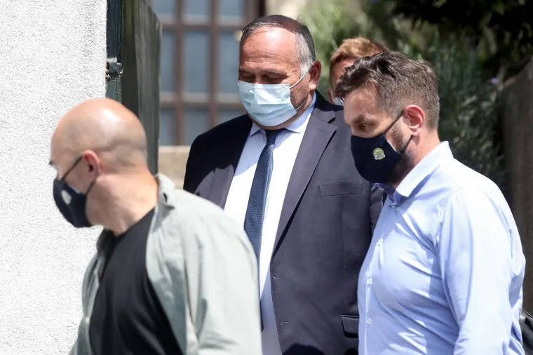 Glavni ravnatelj HRT-a Kazimir Bačić u pratnji istražitelja napustio je svoj dom Tuškancu. U tijeku je pretres kuće glavnog ravnatelja HRT-a zbog sumnje u korupciju.