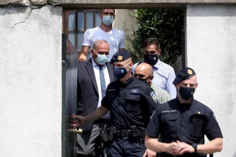 Glavni ravnatelj HRT-a Kazimir Bačić u pratnji istražitelja napustio je svoj dom Tuškancu. U tijeku je pretres kuće glavnog ravnatelja HRT-a zbog sumnje u korupciju.