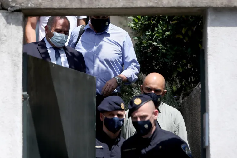 Glavni ravnatelj HRT-a Kazimir Bačić u pratnji istražitelja napustio je svoj dom Tuškancu. U tijeku je pretres kuće glavnog ravnatelja HRT-a zbog sumnje u korupciju.
