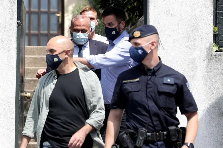 Glavni ravnatelj HRT-a Kazimir Bačić u pratnji istražitelja napustio je svoj dom Tuškancu. U tijeku je pretres kuće glavnog ravnatelja HRT-a zbog sumnje u korupciju.