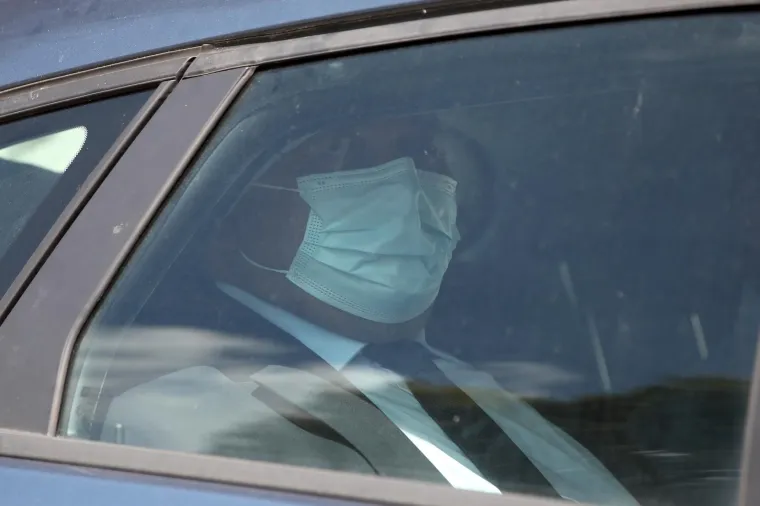 Glavni ravnatelj HRT-a Kazimir Bačić u pratnji istražitelja napustio je svoj dom Tuškancu. U tijeku je pretres kuće glavnog ravnatelja HRT-a zbog sumnje u korupciju.