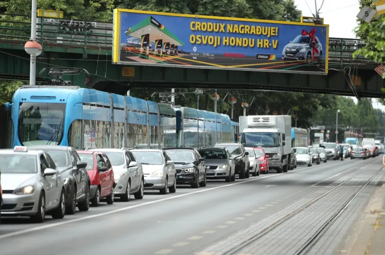 Jutros postavili novi semafor i ubrzo nakon toga na tom mjestu se dogodio sudar tramvaja i automobila