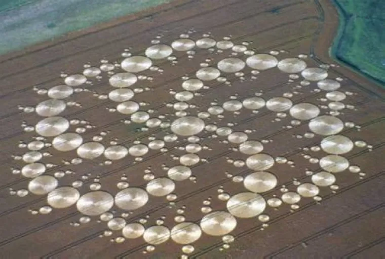 No daleko od toga da su alieni posjetili samo SAD-. U Velikoj Britaniji su recimo često voljeli ostavljati razne uzorke u poljima žita, barem tako tvrde pobornici. Foto:Profimedia