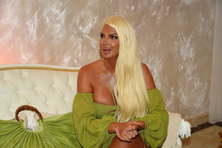 Karleu&scaron;a u riskantnom minjaku: Popeglala se za Instagram, ali... Na profi fotkama izgleda 'malo' drugačije