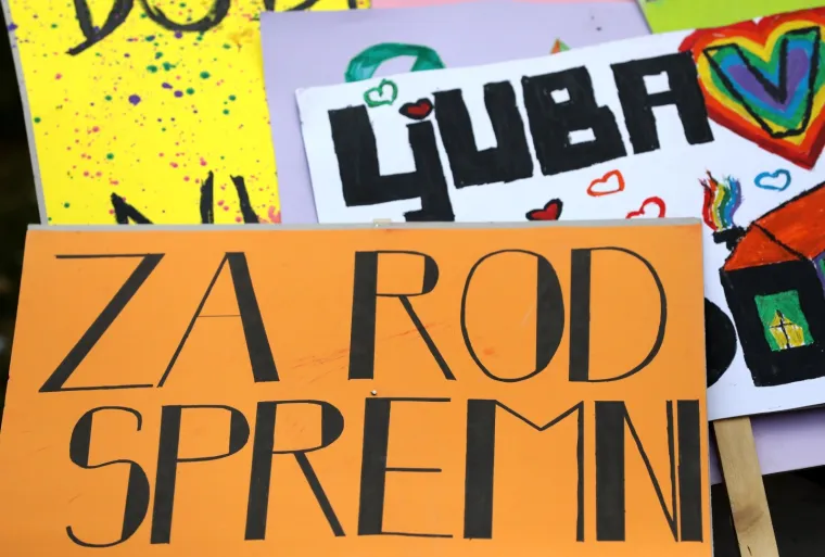 Započelo je okupljanje prije početka povorke ponosa pod sloganom 'Prajd zauvijek'