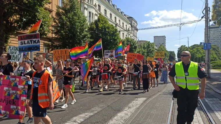 Započelo je okupljanje prije početka povorke ponosa pod sloganom 'Prajd zauvijek'