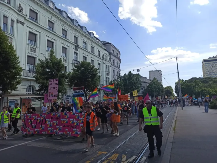 Započelo je okupljanje prije početka povorke ponosa pod sloganom 'Prajd zauvijek'