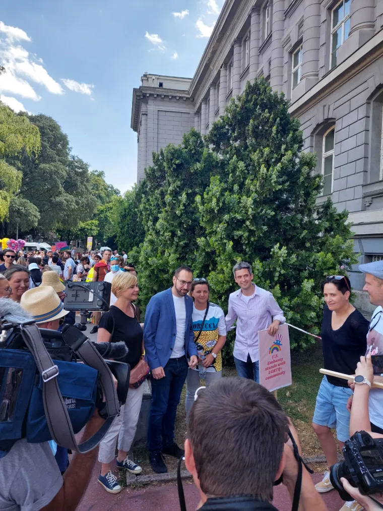 Započelo je okupljanje prije početka povorke ponosa pod sloganom 'Prajd zauvijek'