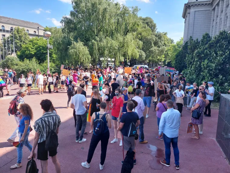 Započelo je okupljanje prije početka povorke ponosa pod sloganom 'Prajd zauvijek'