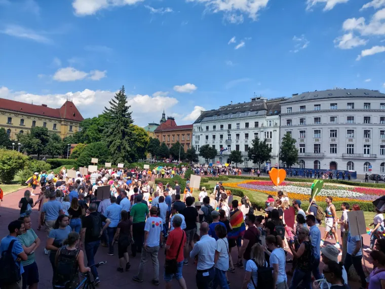 Započelo je okupljanje prije početka povorke ponosa pod sloganom 'Prajd zauvijek'