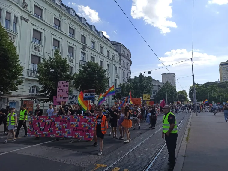 Započelo je okupljanje prije početka povorke ponosa pod sloganom 'Prajd zauvijek'