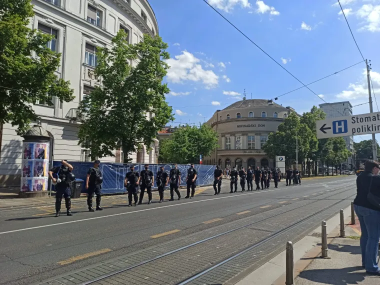 Započelo je okupljanje prije početka povorke ponosa pod sloganom 'Prajd zauvijek'