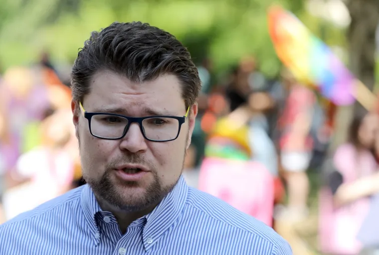 Započelo je okupljanje prije početka povorke ponosa pod sloganom 'Prajd zauvijek'